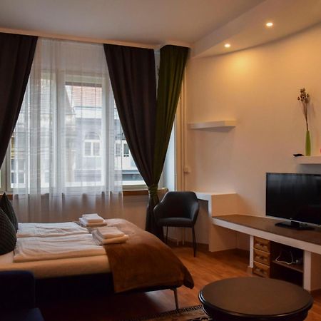 Main Prague Square Apartments Sauna And Fireplace Екстер'єр фото