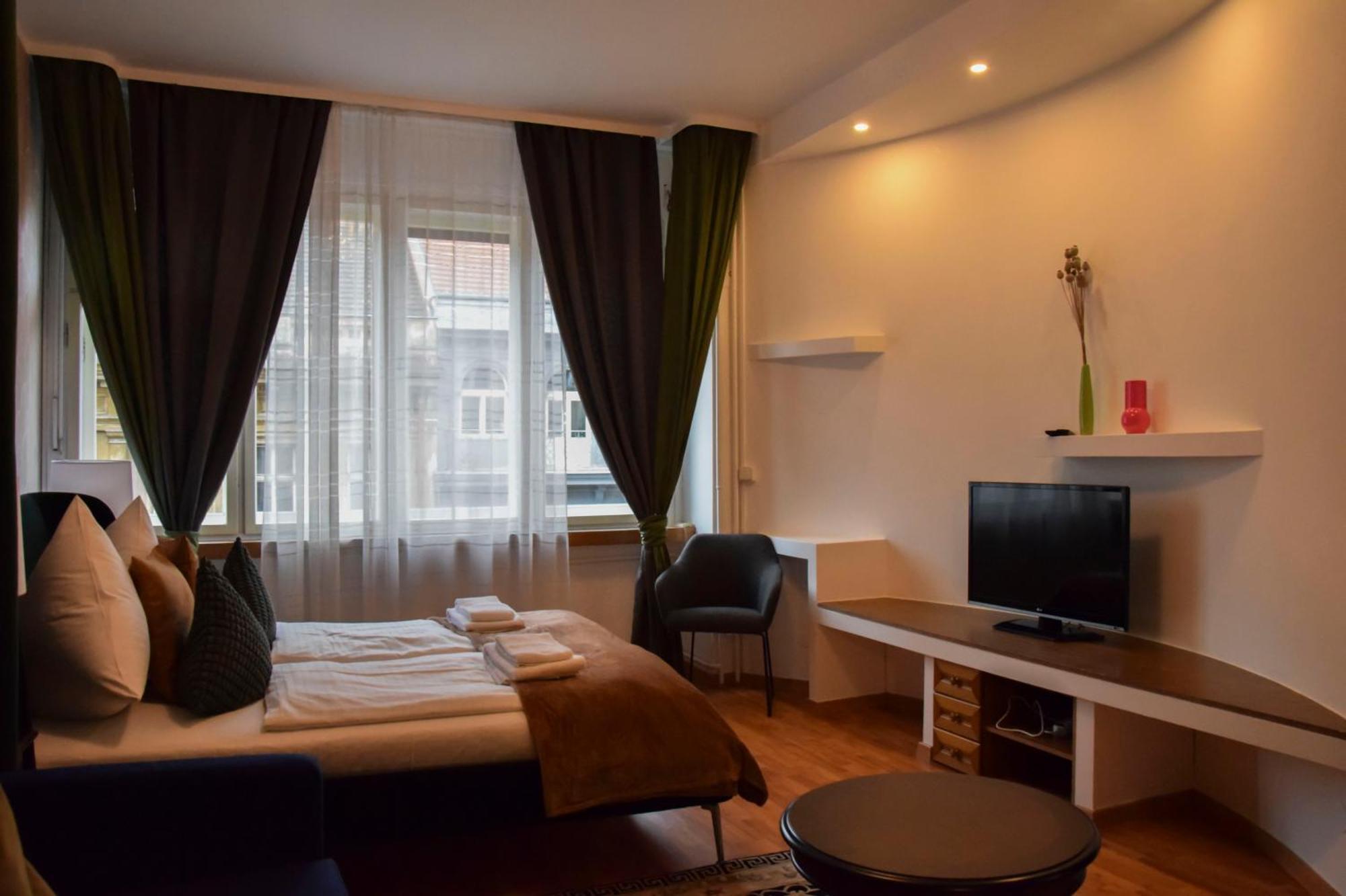 Main Prague Square Apartments Sauna And Fireplace Екстер'єр фото